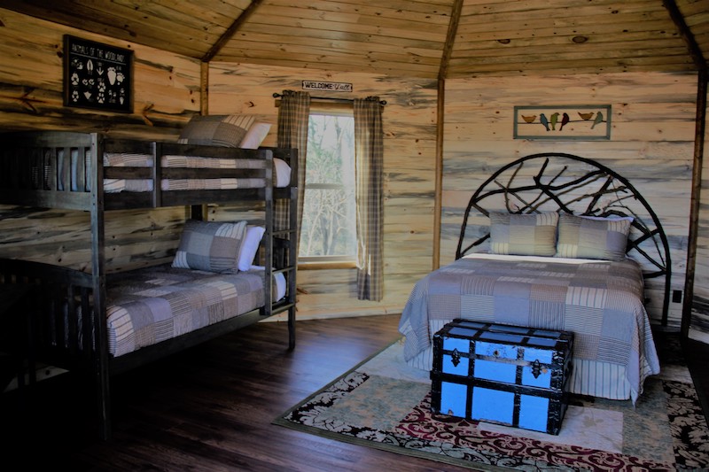 Treehouse with Queen bed and bunk beds at Silver Spur Resort 